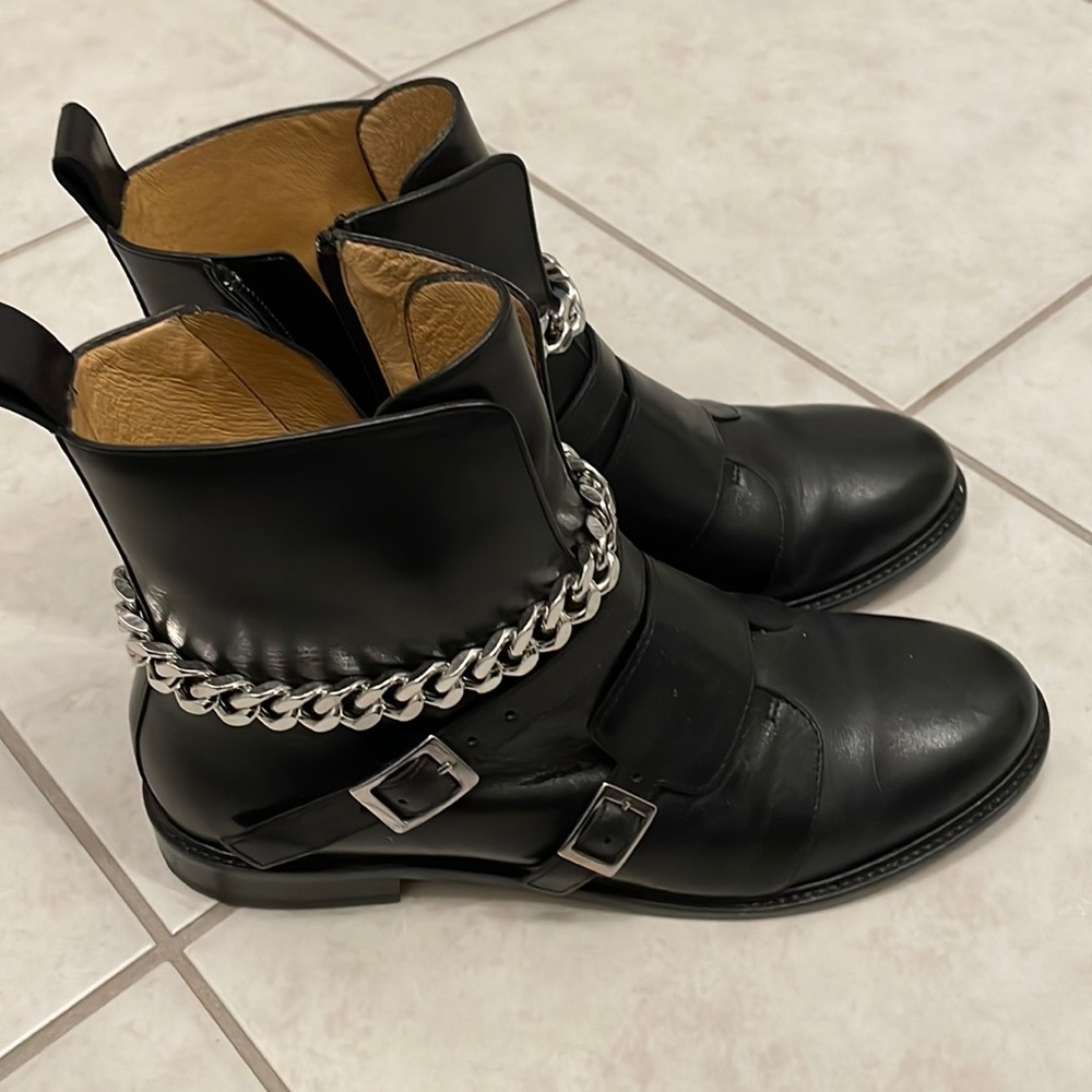 Maje ankle boots. Size 39. Black leather. Detachable chains